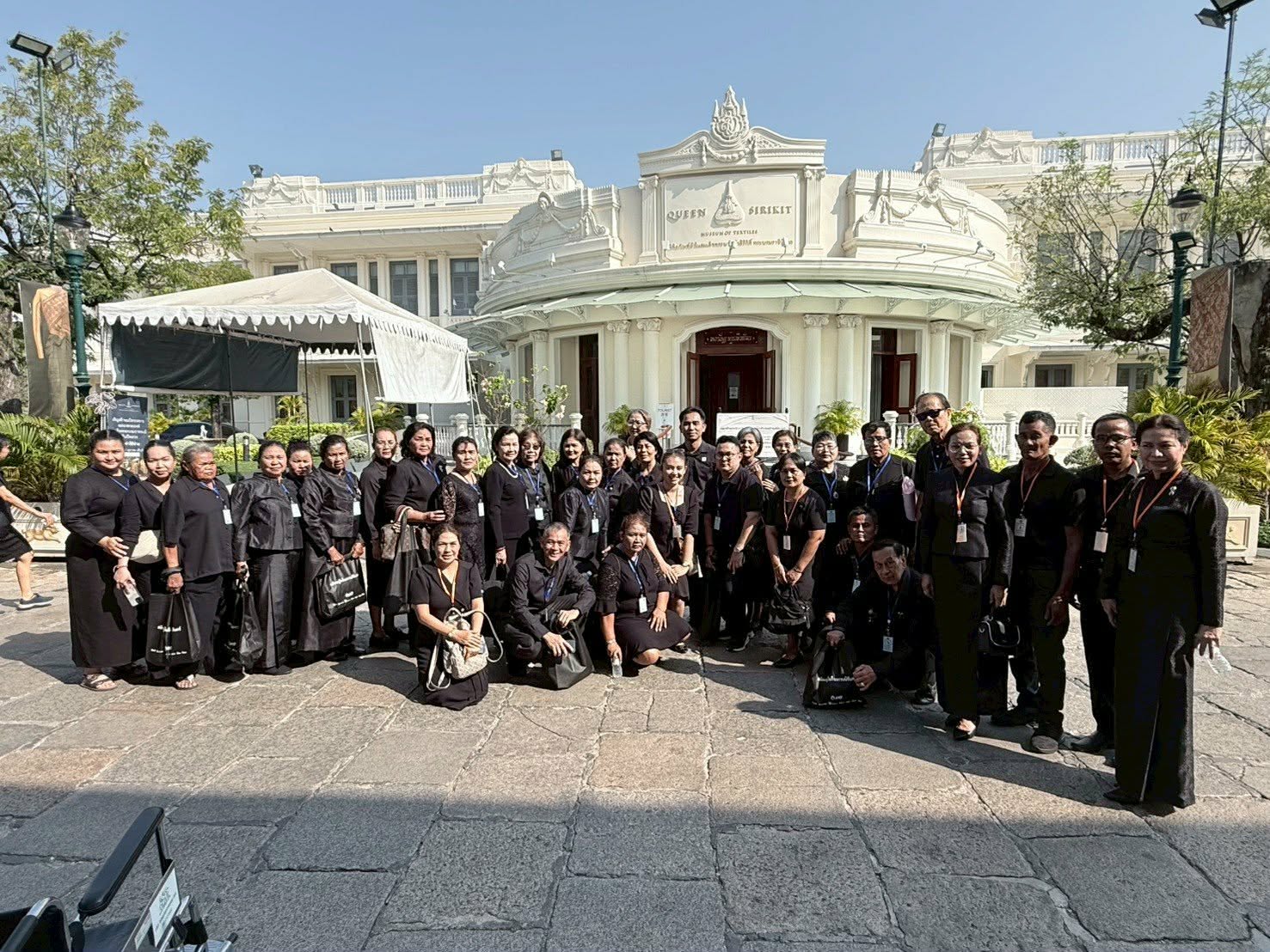 วันที่  5  มีนาคม  2569  เทศบาลตำบลไม้เรียง  ได้เข้ากราบถวายบังคมพระบรมศพสมเด็จพระนางเจ้าสิริกิติ์ พระบรมราชินีนาถ  พระบรมราชชนนีพันปีหลวง  ณ พระที่นั่งดุสิตมหาปราสาทในพระบรมมหาราชวัง และชมพิพิธภัณฑ์ผ้าในสมเด็จพระนางเจ้าสิริกิติ์ พระบรมราชินีนาถ ตามโครงการถวายบังคมพระบรมศพและศึกษาดูงานเกี่ยวกับพระราชกรณียกิจ
สมเด็จพระนางเจ้าสิริกิติ์ พระบรมราชินีนาถ พระบรมราชชนนีพันปีหลวง ประจำปีงบประมาณ พ.ศ. 2569 ในระหว่างวันที่ 4 - 6 มีนาคม พ.ศ. 2569
