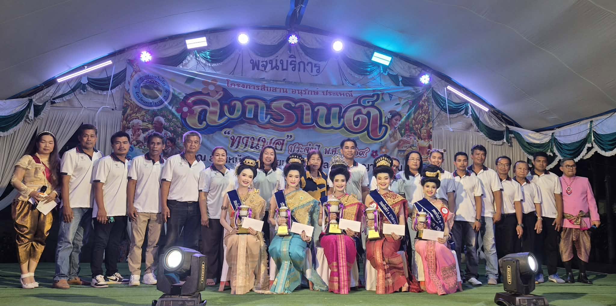 คืนวันที่  13  เมษายน  2569  เทศบาลตำบลไม้เรียง ได้จัดกิจกรรมการแสดงบนเวที โดยมีการแสดงของเด็กนักเรียน การแสดงของผู้สูงอายุ และการประกวดนางสงกรานต์ ตามโครงการสืบสานอนุรักษ์ ประเพณีสงกรานต์ "ทานพอ" ประจำปี พ.ศ. 2569  ณ ลานกิจกรรมหน้าศูนย์เรียนรู้ชุมชนและภูมิปัญญาทท้องถิ่นเทศบาลตำบลไม้เรียง